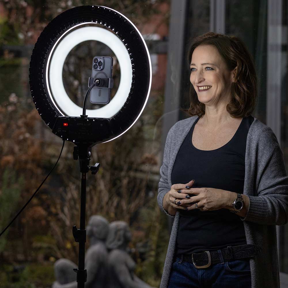 Notarin Eva Weik erklärt bei Instagram